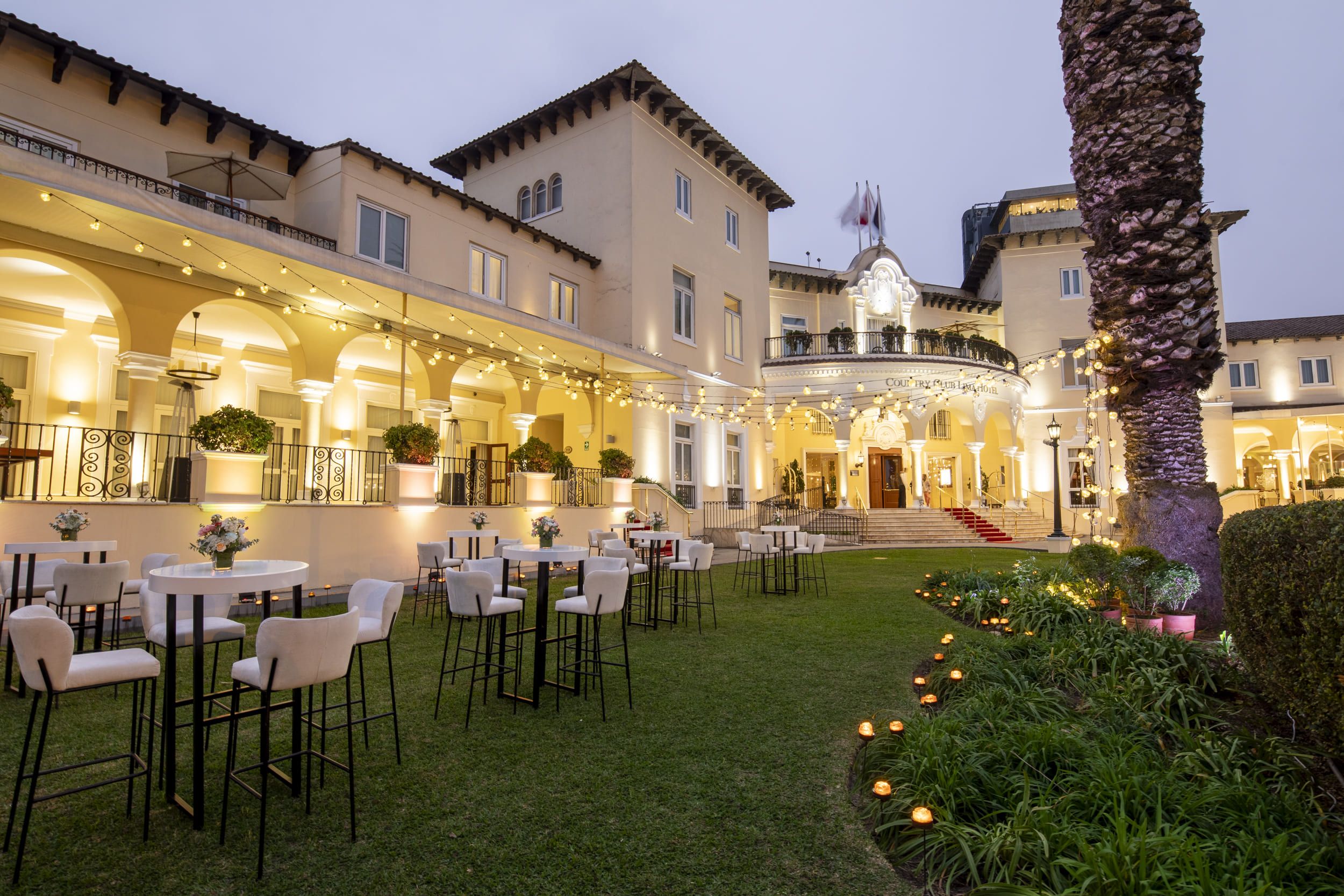 Vista amplia de los jardines del Country Club Lima Hotel, con su distribución para una recepción