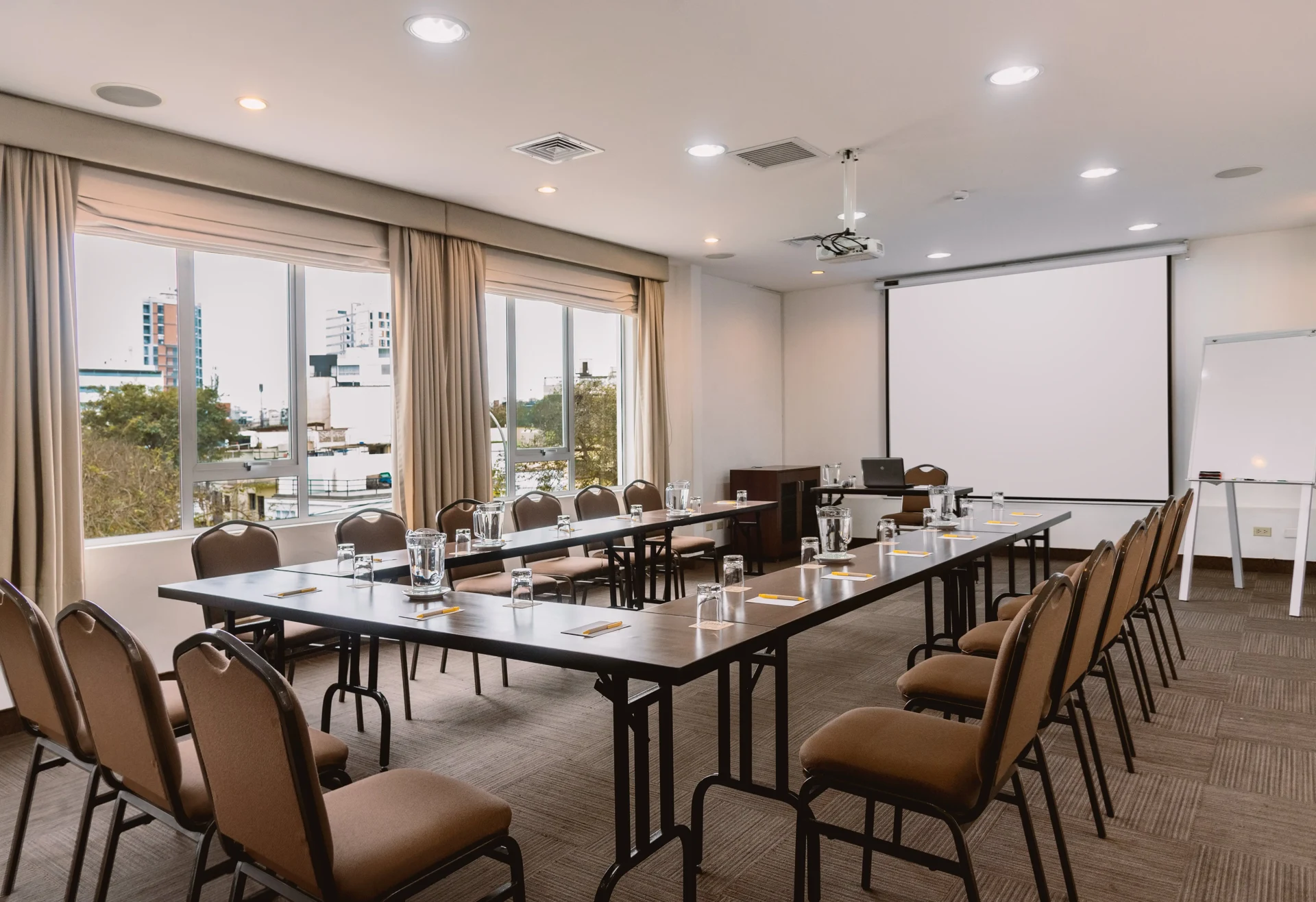 Sala Girasoles · Los Girasoles Hotel: vista 1